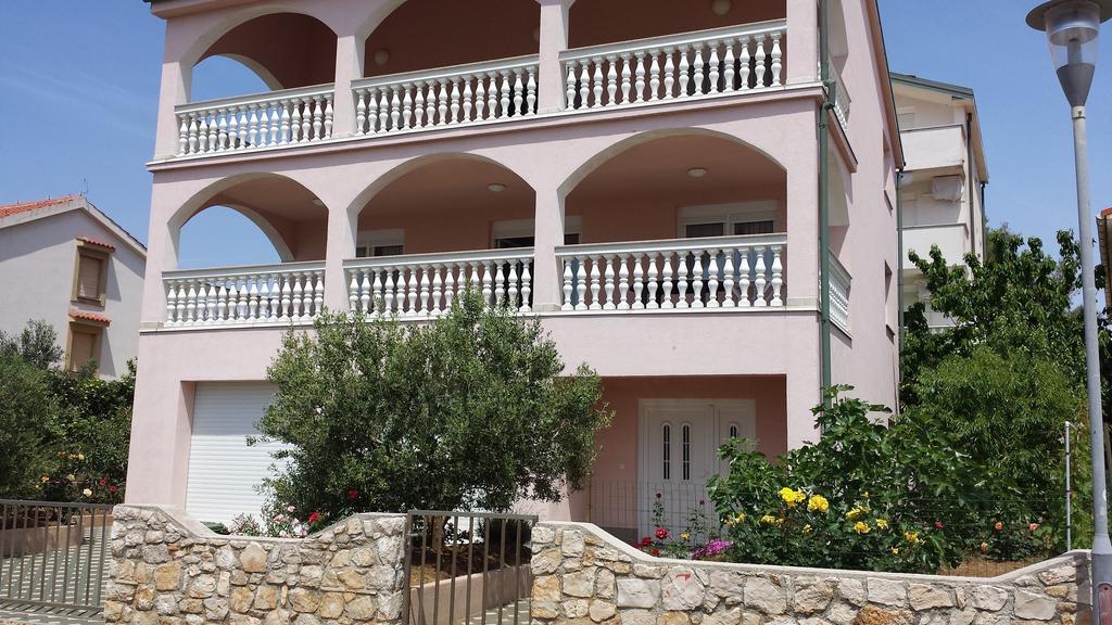 Apartments Pink house Povljana Buitenkant foto